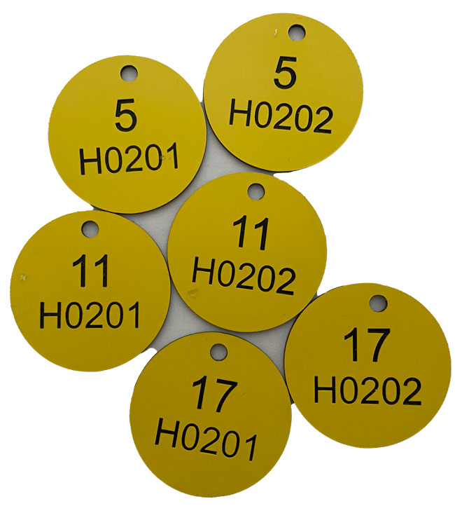 Gravert nummerskilt i gul plast med svart tekst